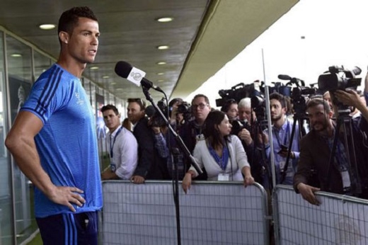 
Ronaldo trả lời phỏng vấn báo chí sau buổi tập