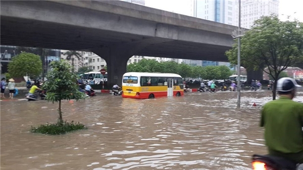 
Vào mùa mưa, Hà Nội và TP HCM lại đứng trước nguy cơ ngập lụt, Đây cũng là cơ hội để hàng loạt dịch vụ độc lạ hốt bạc.