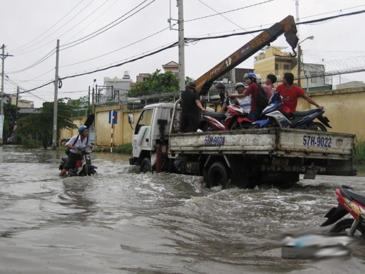 
Xe tải cần cẩu cũng tranh thủ kiếm tiền trong dịp mưa ngập.