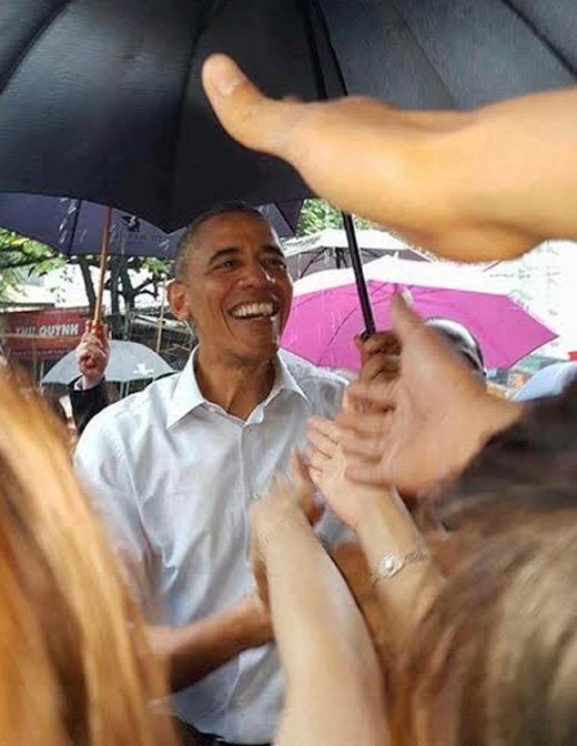 
Đông đảo người dân đưa tay về phía Tổng thống Mỹ. Ông lần lượt bắt tay, miệng luôn nở nụ cười.