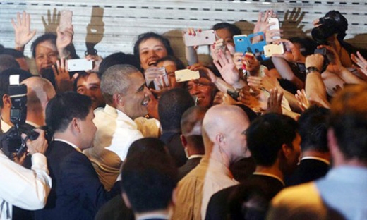 
Ở TP. HCM, Tổng thống Mỹ cũng được người dân Sài Gòn quan tâm, yêu mến