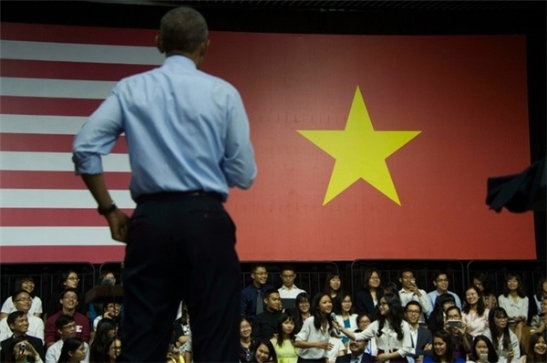 
Khoảnh khắc khi ngài Tổng thống đứng yên nghe phần trình bày của Suboi. Ảnh: AFP - Tin sao Viet - Tin tuc sao Viet - Scandal sao Viet - Tin tuc cua Sao - Tin cua Sao