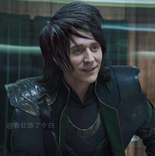 
Mái tóc phong cách emo đã giúp thể hiện đúng bản chất của Loki: con trai nuôi, bị bỏ rơi, "trùm" tự kỷ.