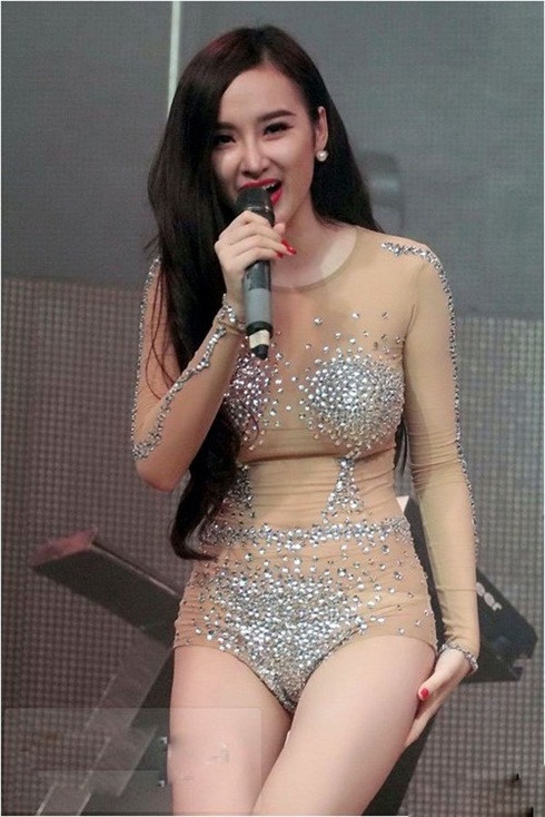 
Bộ bodysuit từng khiến Angela Phương Trinh bị phạt hành chính kèm theo quyết định cấm diễn trên toàn quốc.