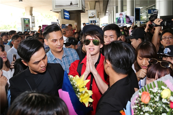 
Vừa bước ra cửa hải quan, anh vô cùng bất ngờ và hạnh phúc trước sự chào đón nhiệt tình từ các bạn fan Việt. Nam diễn viên chấp tay chào người hâm mộ theo phong tục của người Thái.
