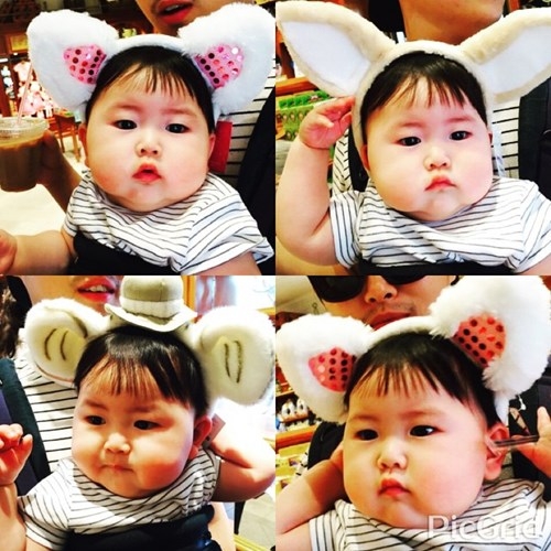 
Theo tìm hiểu, em bé gây sốt này tên Jo Lee Soo, sinh ngày 5/9/2014. Hai phá phúng phính, vẻ ngoài bụ bẫm của bé Jo Lee Soo khiến dân mạng rất thích thú và nhiều người đặt cho biệt danh " Em bé mặt bánh bao".