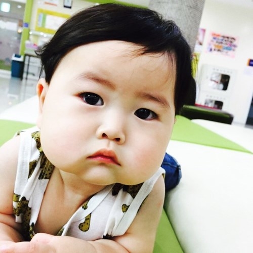 
Theo những thông tin bố mẹ của em bé mặt bánh bao chia sẻ lên Instagram, từ khi sinh ra Jo Lee Soo đã nặng 3,57 kg và dài 53cm. Cậu bé được nuôi dưỡng, chăm sóc rất cẩn thận nên rất khỏe mạnh, chịu ăn và ít khi quấy khóc.