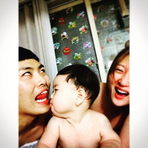 
Trên Instagram còn có khá nhiều bức ảnh khác chụp lại những khoảnh khắc đáng yêu, lúc chơi đùa của Jo Lee Soo với bố mẹ. Ngoài em bé kháu khỉnh, dân mạng cũng để ý tới cặp vợ chồng trẻ vui tính và có ngoại hình cũng khá ưa nhìn.