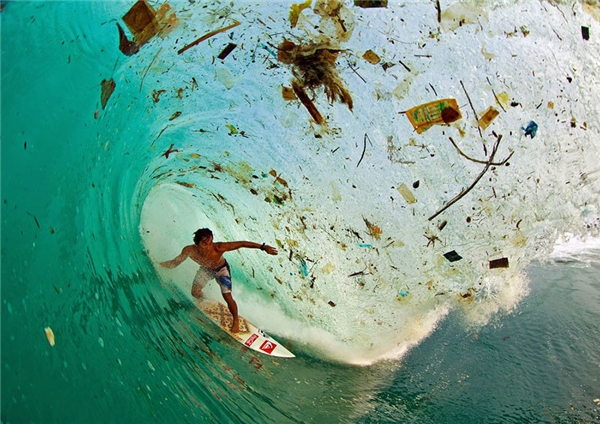 
Người dân vẫn còn có thể vô tư lướt ván giữa cơn sóng rác ở đảo Java, hòn đảo bị ô nhiễm nặng nhất thế giới, Indonesia.