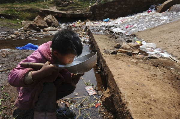 
Người dân ở Phú Nguyên, Vân Nam, Trung Quốc, nhất là trẻ nhỏ, phải chịu cảnh uống nước bẩn mỗi ngày từ dòng sông rác.