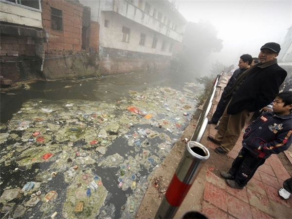 
Người dân Trung Quốc đã quá quen thuộc với những dòng sông rác thế này.