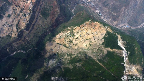 
"Thôn cheo leo" với 72 hộ dân sống trên đỉnh núi cao 800m. (Ảnh: news-ifeng.com)