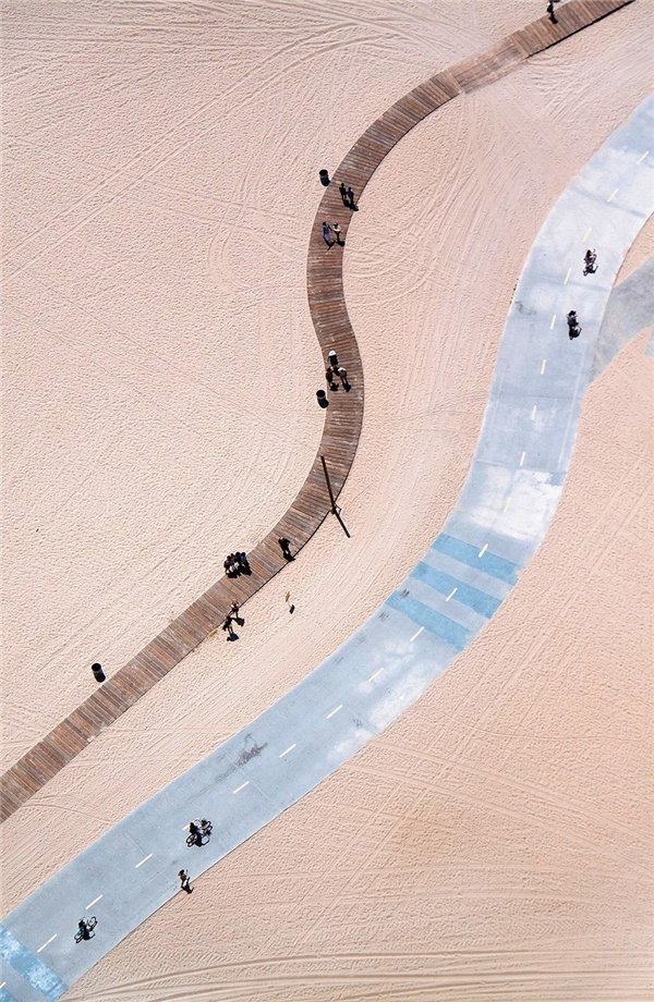 
Trên bãi cát ở Santa Monica, California, Mỹ.
 

Bãi biển Ipanema, Rio de Janeiro, Brazil. 