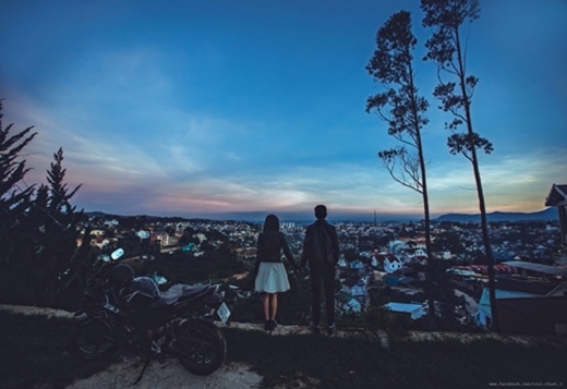 
Bức hình của một cặp đôi chụp tại Đà Lạt. Với khung cảnh hoàng hôn, đứng nhìn thành phố từ trên cao cùng bộ đồ da siêu ngầu. (Ảnh: Internet)