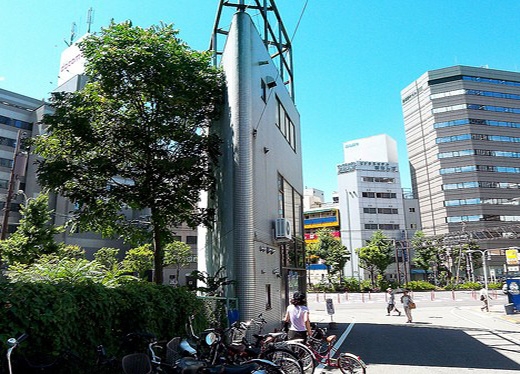 
Để tiết kiệm chi phí sống, nhiều người Nhật đã chấp nhận sống trong những toà nhà "siêu mỏng" này. (Ảnh: Internet)