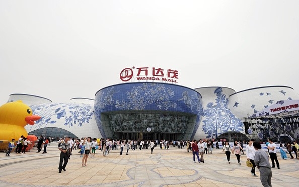 
Chi phí xây dựng công viên giải trí Wanda City lên tới 3,4 tỷ USD. Ông Wang Jianlin, tỉ phú giàu nhất Trung Quốc kiêm nhà sáng lập tập đoàn Wanda, nhấn mạnh: “Chúng tôi muốn trở thành hình mẫu để làm nổi bật ảnh hưởng của Trung Quốc trong lĩnh vực văn hóa”. Ông Wang cũng nói về “cuộc xâm lăng” của văn hóa nước ngoài vào Trung Quốc.
