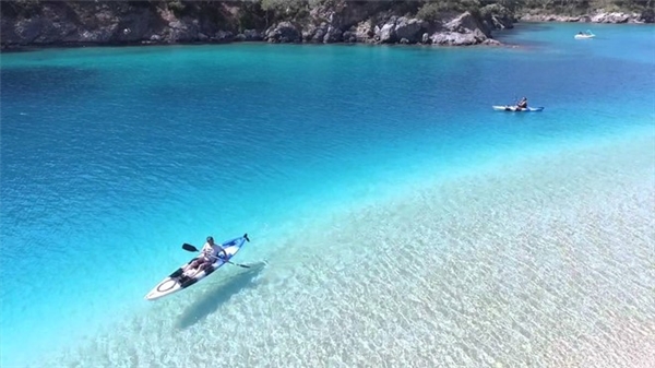 
Nước trong tới mức những người chèo kayak như đang bay trên không. (Ảnh: Huffington Post)
