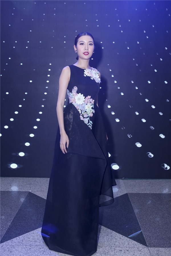 
Á hậu Quốc tế 2015 Thúy Vân điệu đà với đầm đen kết hợp hoa đính kết màu hồng ngọt ngào.