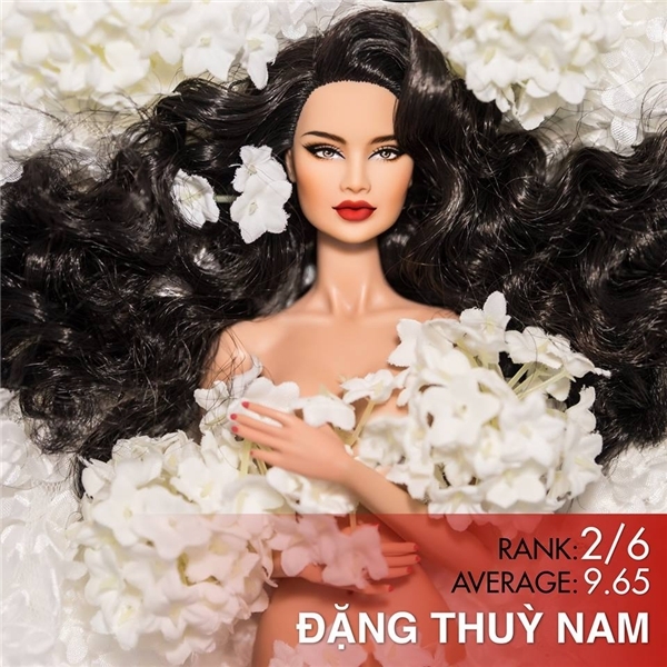 
Ngay cả Hoa hậu Búp bê Việt Nam 2015 cũng được tạo hình khá giống với Phạm Hương qua vẻ ngoài sắc sảo, gợi cảm.