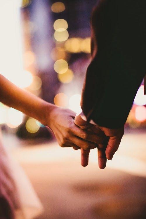 Tình yêu và cách nắm tay của đôi uyên ương này là điều đầy cảm hứng. Bạn sẽ cảm nhận được sự tình cảm sâu sắc khi nhìn thấy hình ảnh hai người nắm tay nhau. Đó là tình yêu chân thành và sự cố gắng của hai người để duy trì mối quan hệ đầy ý nghĩa.