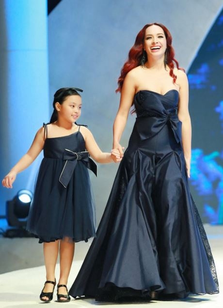 
Con gái Thúy Hạnh tự tin trình diễn cùng mẹ trong show thời trang diễn ra tại thủ đô Hà Nội vừa qua.
