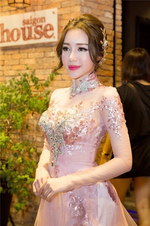 
Elly Trần trong một buổi trình diễn áo dài gần đây. Nhiều người nghi ngại về gương mặt có dấu hiệu biến dạng của Elly Trần.