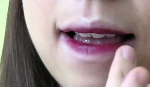 
Dùng tay tô son môi vô tình sẽ mang theo vi khuẩn lên miệng