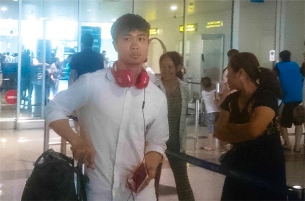 
Công Phượng xuất hiện với chiếc áo sơ mi trắng, quần bò đơn giản tại sân bay Nội Bài và nhanh chóng thu hút sự chú ý của nhiều khán giả. 