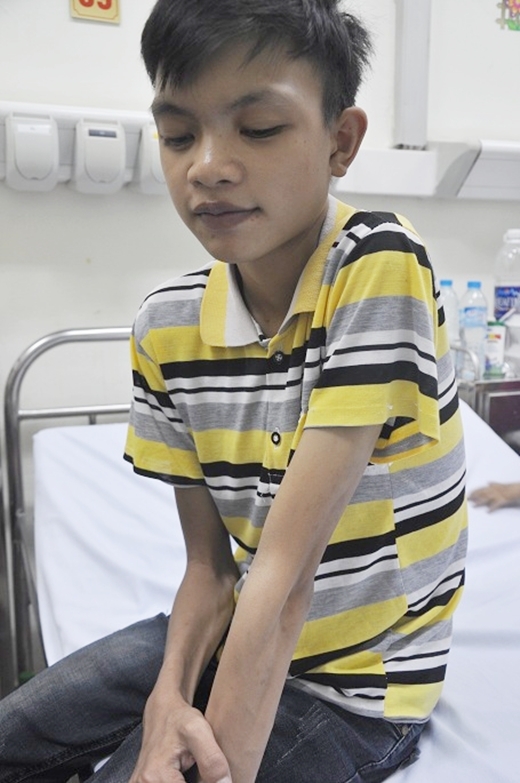 
Cậu bé Thanh Phú gầy gò, ốm yếu trong bệnh viện. (Ảnh: Internet)