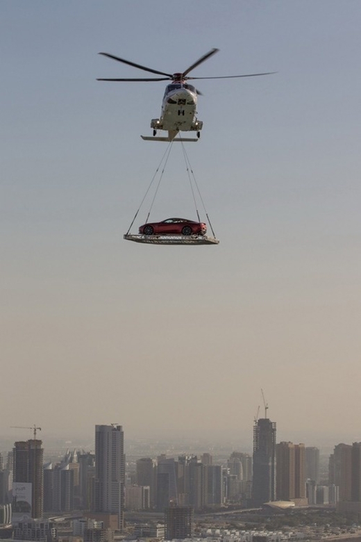 
Ở Dubai, người ta thuê hẳn dịch vụ vận chuyển xe hơi bằng trực thăng. (Ảnh: Internet)