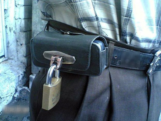 
Chống trộm mà! Dùng ổ khóa càng to thì càng an toàn chứ sao?