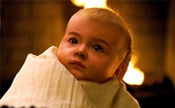 
Hoặc sử dụng kỹ xảo trong The Twilight Saga: Breaking Dawn - Part 2, khiến em bé trông không giống thật.