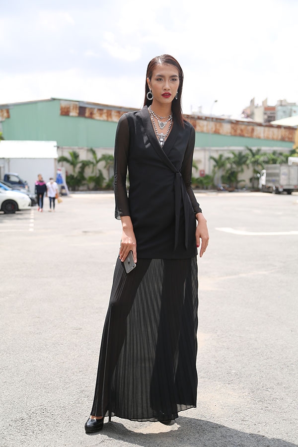 
Quán quân Vietnam’s Next Top Model 2014 Nguyễn Oanh diện váy đen kết hợp phụ kiện ánh kim.