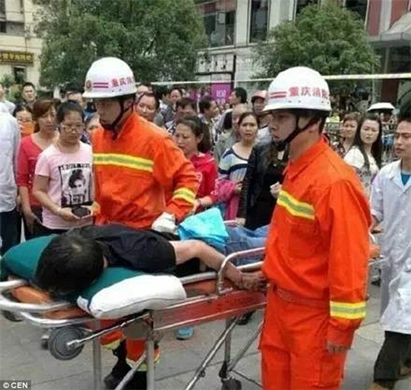 
Lính cứu hoả nhanh chóng giải cứu và đưa người đàn ông tội nghiệp đến bệnh viện. (Ảnh: Internet)
