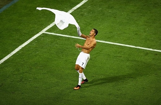 
Khoảnh khắc Ronaldo cởi áo ăn mừng bàn thắng, là giây phút trái tim Torres tan nát.