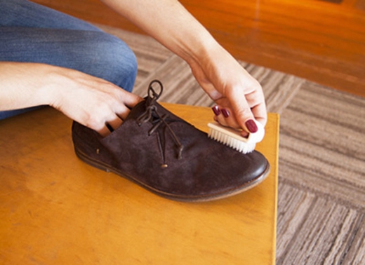 
Có một điều bạn cần phải nhớ là hãy làm sạch vết bẩn trước khi hong khô giày nhé!