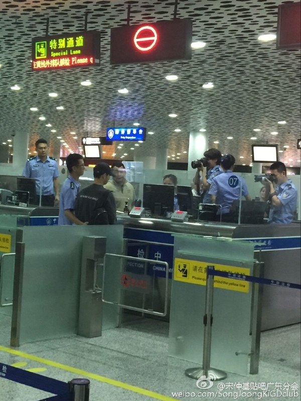 Lộ ảnh hộ chiếu, Song Joong Ki còn bị nhân viên sân bay làm phiền