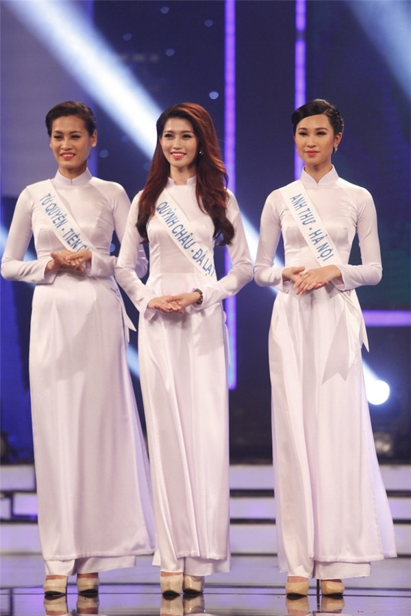 
3 thí sinh: Quỳnh Châu, Anh Thư và Tú Quyên trình bày ca khúc Xinh tươi Việt Nam. Cả 3 cùng diện áo dài trắng tinh khôi, nhẹ nhàng.