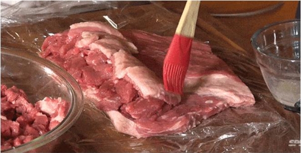
Miếng thịt đang được ông thử nghiệm rắc bột keo dính thịt. (Ảnh: Internet)