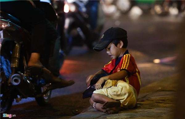
Hai đứa trẻ ăn xin ở góc đường Nguyễn Thị Minh Khai - Cách Mạng Tháng 8 chưa bao giờ biết đến ngày Quốc tế thiếu nhi là gì. (Ảnh: Internet)
