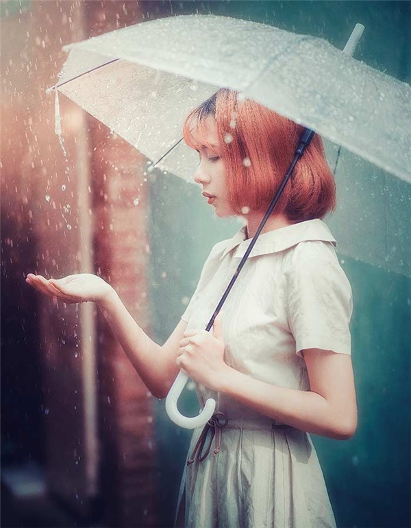 Cô gái dưới mưa: Cô gái dưới mưa luôn là một chủ đề được yêu thích vì sự tươi tắn và đáng yêu của họ. Hình ảnh của cô gái dưới mưa sẽ cho bạn một cảm giác ấm áp và ngọt ngào.