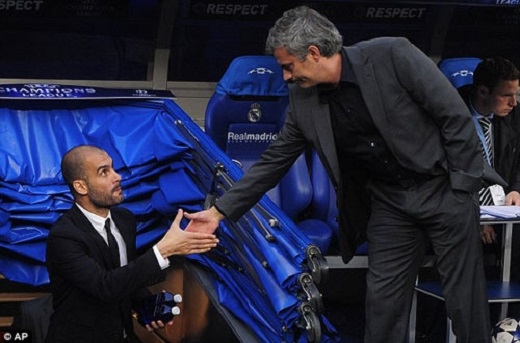 
Mourinho (phải) không sa đà vào cuộc đấu với Pep