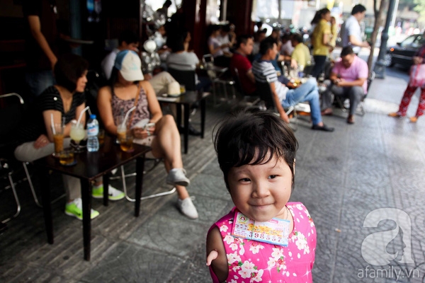 
Mặc dù không có cánh tay như người bình thường nhưng bé Võ Ngọc Ân, 5 tuổi vẫn chăm chỉ bán vé số cùng bà nội ở khu vực chợ Bến Thành. (Ảnh: Internet)
