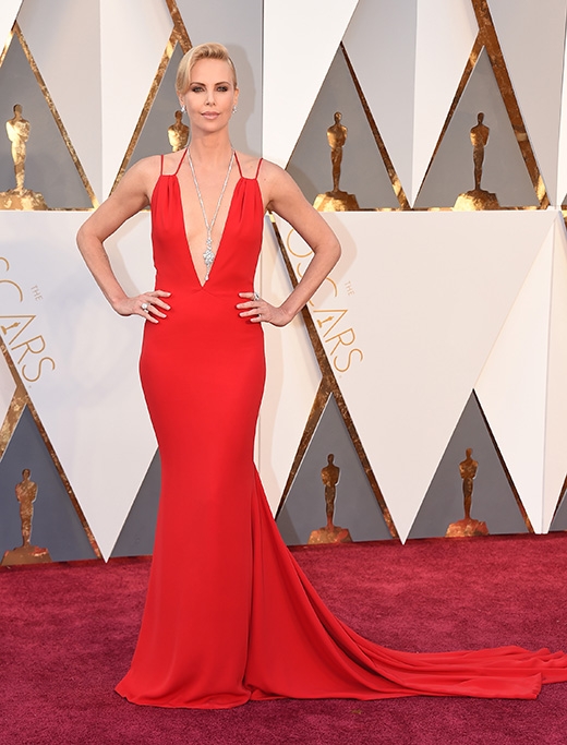 
Minh tinh Charlize Theron nổi bật và quyền lực trong chiếc váy đỏ tại lễ trao giải Oscar 2016.