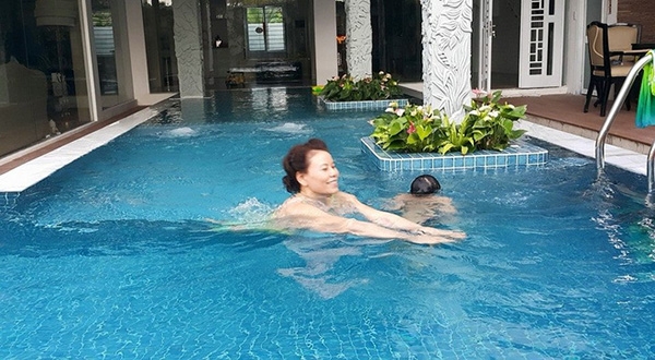 
Bà Ngọc Hương thường xuyên tập bơi cùng các cháu để rèn luyện sức khỏe. - Tin sao Viet - Tin tuc sao Viet - Scandal sao Viet - Tin tuc cua Sao - Tin cua Sao