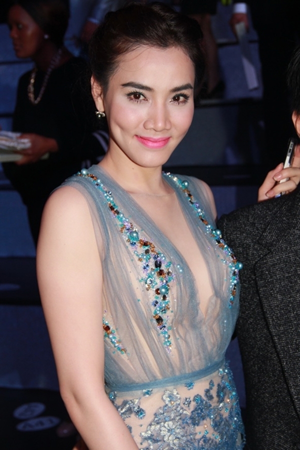
Với chiếc váy xuyên thấu màu pastel ngọt ngào này, nhiều người thắc mắc Trang Nhung đã che chắn bằng cách nào để không bị lộ hàng.