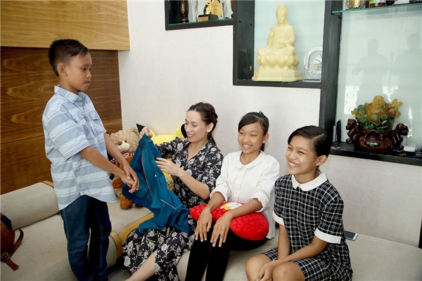
"Cậu bé đám cưới" đang gây "bão" trên sóng truyền hình được mẹ Phi Nhung mua tặng quần áo và sách vở mới. Cậu bé vừa có buổi gặp gỡ và làm quen cùng hai người chị nuôi trong gia đình mang tên Phi Nhung. 