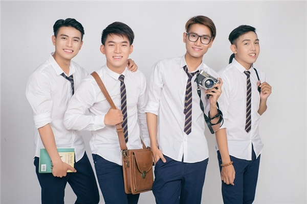 
Hồ Anh cựu thành viên nhóm V.Music giữ vai trò trưởng nhóm trong phiên bản mới cùng với ba gương mặt mới toanh Đạt Quảng, Tâm Phạm, Đăng Quang.