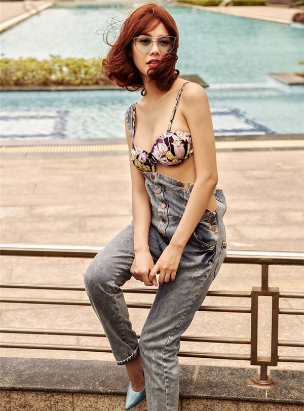 
Linh Chi táo bạo khi diện áo bikini họa tiết hoa phối quần yếm jeans trẻ trung, cá tính.