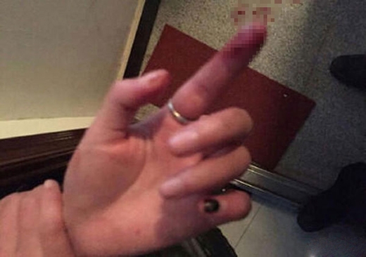 
Cô gái cắt ngón tay mình để viết chữ "em yêu anh" bằng máu trước cửa nhà chàng trai.